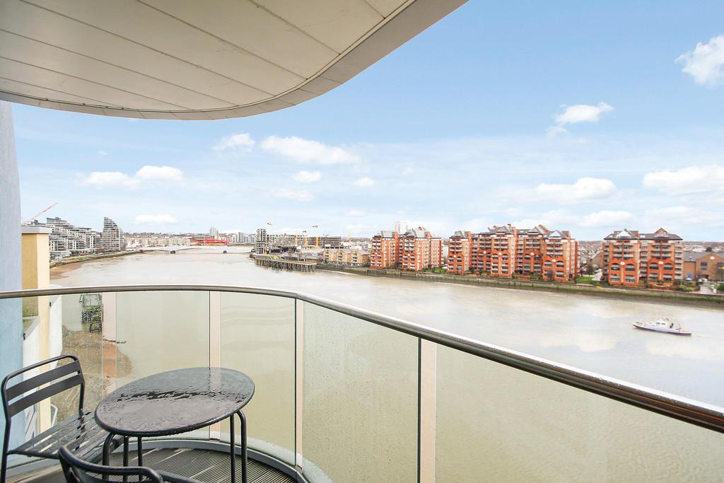 1 bed property in Bridges Court Road, London